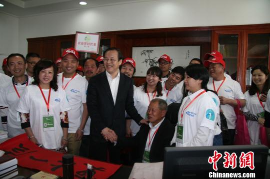 市民代表参观桐庐县政府大楼。 李梦清 摄