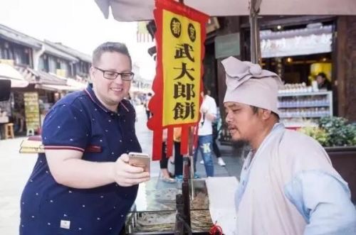 老外用移动支付买烧饼 老外用移动支付买烧饼