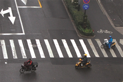 凤起路中山北路口，快递员和外卖小哥。 