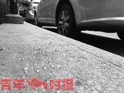被砸的车窗玻璃碎片。 被砸的车窗玻璃碎片。