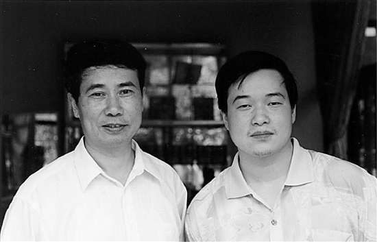 张梦新教授和父亲、儿子一家三代人都是浙大学子，对浙大的感情深厚。