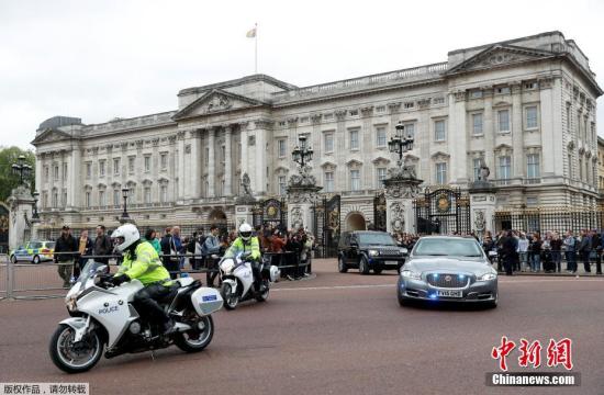 当地时间5月3日，英国本届议会宣告解散，2017年英国大选也由此正式揭开序幕。特雷莎·梅在唐宁街10号发表声明。她表示，英国将在6月8日选举新政府，大选胜利者面临的首要任务。英国首相特雷莎·梅当天前往白金汉宫觐见女王伊丽莎白二世，这是6月8日大选投票前她最后一次以首相身份会见女王。
