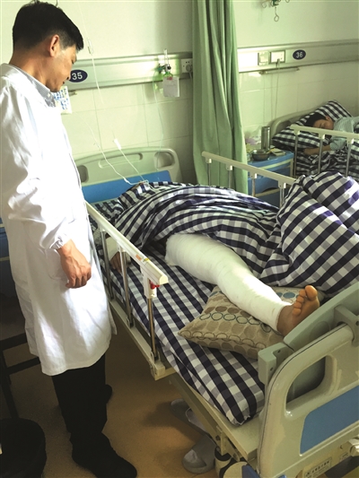 小张烧烫伤的右腿被纱布层层包裹