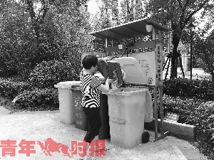 居民在使用智能感应垃圾桶。