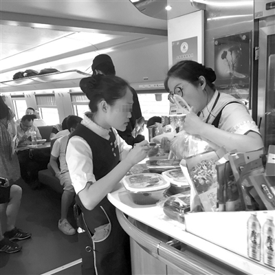 餐车乘务员交接要送的外卖。 餐车乘务员交接要送的外卖。