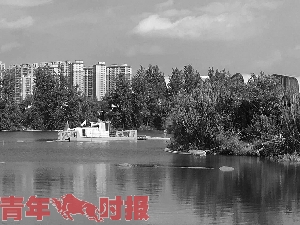 施工船正在白马湖上清淤。