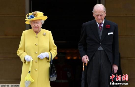 当地时间2017年5月23日，英女王伊丽莎白与菲利普亲王在参加白金汉宫的一个活动时，为此前在曼彻斯特爆炸案中遇难的人们默哀。此次曼彻斯特体育馆音乐会爆炸事件，是英国自2005年伦敦公交系统爆炸惨案以来，伤亡最严重的一次恐怖袭击。事件共造成至少22死59伤，死者包括年仅8岁的孩童。