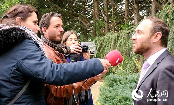 博瓦勒动物园的工作人员成为法国记者争相采访的对象。王芳摄