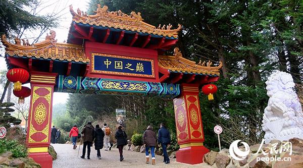 博瓦勒动物园熊猫馆周围处处洋溢着浓郁的中国气息。王芳摄
