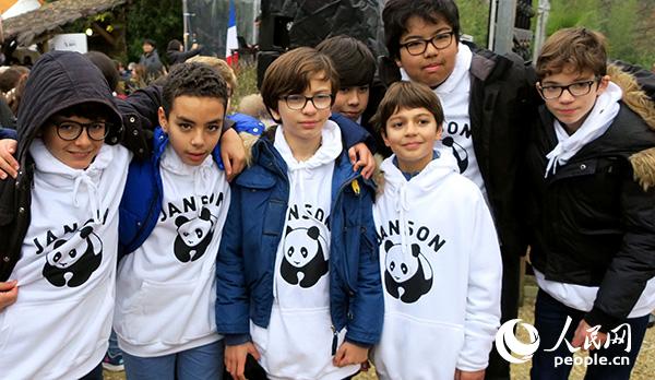 法国让松学校的学生身穿定制的熊猫T恤参加了“圆梦”命名仪式并用汉语演唱了中国民歌《茉莉花》。王芳摄