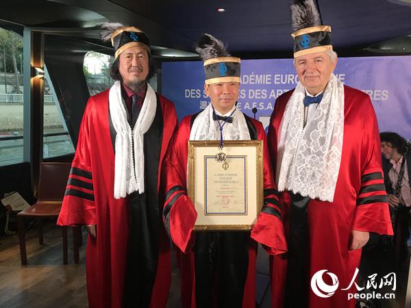 温兆安（中）手捧欧洲科学艺术文学院名誉院士证书。