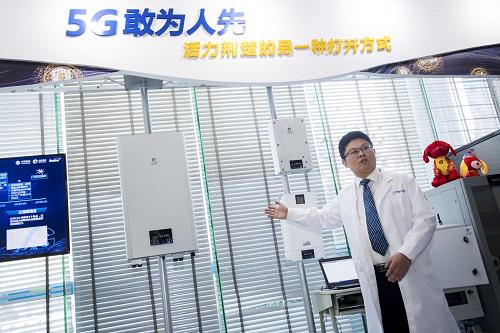 2018年2月5日，工作人员介绍5G试验基站的射频单元。 新华社记者熊琦摄