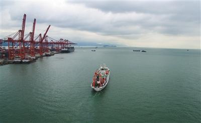 5月16日，搭载“蛟龙”号的“向阳红09”船离开深圳赤湾港码头，前往雅浦海沟和马里亚纳海沟进行科学考察。新华社发