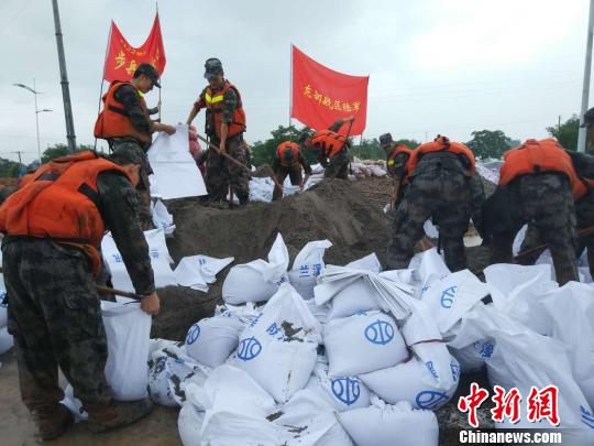 武警部队利用沙包和挖机加固堤坝 胡徐峰 摄