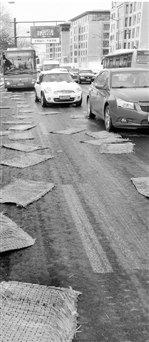 抗冰雪应急响应早早启动 为何杭城路上仍滑倒一片