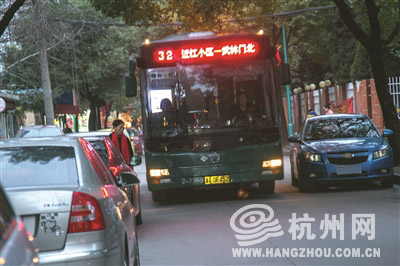 昨天下午5点，32路公交车在近江小区艰难穿行。 记者 陈中秋 摄