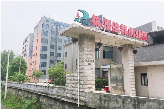 4层楼加盖到8层 违法加层5年未拆