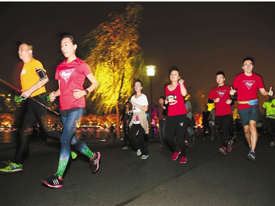 让夜跑能跑得更晚一些 夜跑族盼公共体育场所延长开放时间