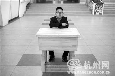 发明书桌的周轶骅同学 