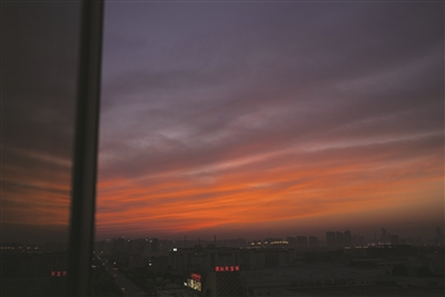 黄昏时分，钱江两岸城市的轮廓被晚霞照得分明。 记者 葛亚琪 摄