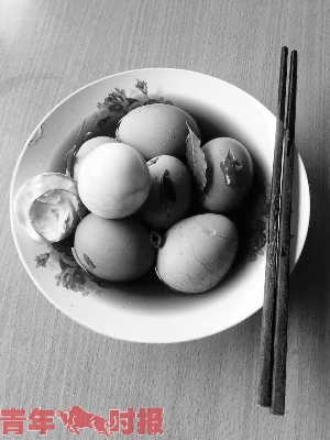 不少人慕名到龙坞买“土豪蛋” 西湖龙井烹制的茶叶蛋尝过吗？