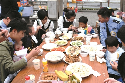 露宿贯桥公交站的母子是谁？在这座处处充满关爱的城市 没有人袖手旁观