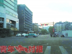 　凤起路延安路口，路面交通已经全部恢复。 