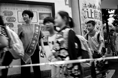 杭州有幼儿园群发短信 要家长在校门口执勤护学