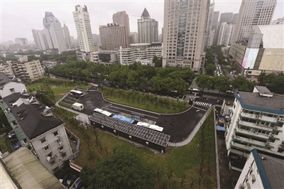 6月11日,白鹿鞋城旧址上改建的公交首末站投入使用 6月11日,白鹿鞋城旧址上改建的公交首末站投入使用