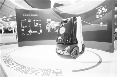 云栖大会黑科技云集,图为展出的人工智能机器人。 云栖大会黑科技云集,图为展出的人工智能机器人。