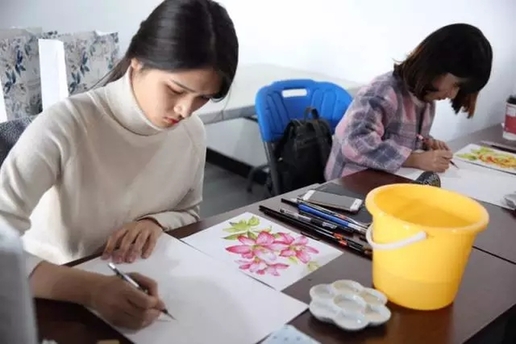 李黎姿在作画 李黎姿在作画