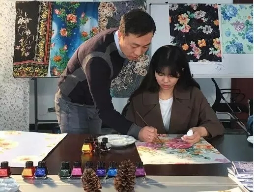 李黎姿在作画 李黎姿在作画