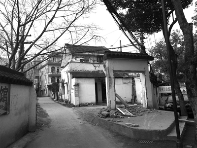 拆掉一段围墙准备辟出“停车位”赚外快的小旅馆 拆掉一段围墙准备辟出“停车位”赚外快的小旅馆