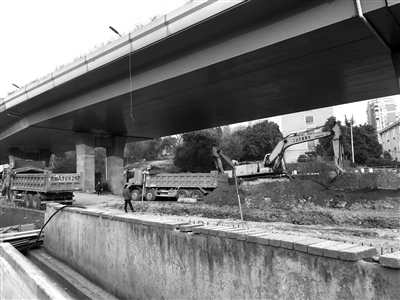 医院东南角秋石高架桥下的停车场拆了，正在施工。