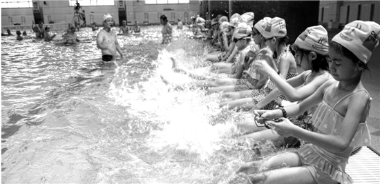 在杭州，类似中小学生学习游泳的场景比比皆是。 本报记者 董旭明 摄