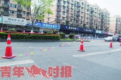 复兴路美政桥公交站附近的沉降地面。