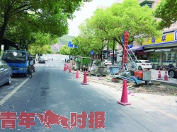 　洋泮路上的路面已经打开在修复。 时报记者 王斐帆 摄