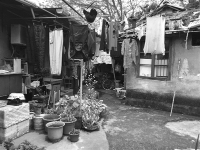 菊英面店背后的墙门，老板一家就住在这里。记者 周丹红 摄