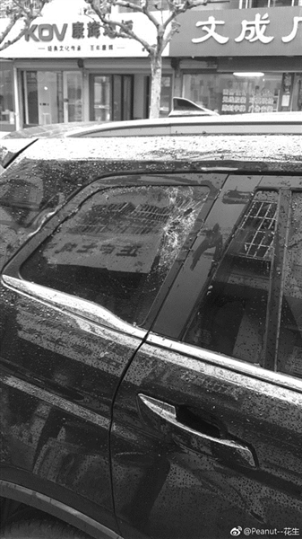 网友“Peanut——花生”的长安越野车，车窗玻璃撞裂，车身凹陷。