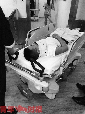 小杨被送到医院后准备做CT检查。