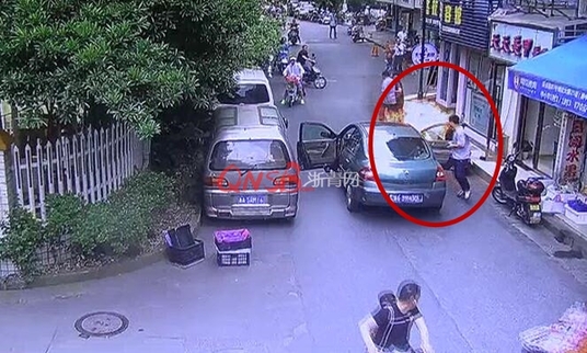 杭州一幼儿园门口汽车自燃 后面的场景太震撼! 杭州一幼儿园门口汽车自燃 后面的场景太震撼!