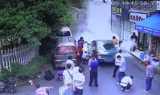 杭州一幼儿园门口汽车自燃 后面的场景太震撼! 杭州一幼儿园门口汽车自燃 后面的场景太震撼!