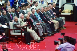  昨日，浙江大学部分20世纪30年代、40年代老校友（前排）受邀出席校庆活动。