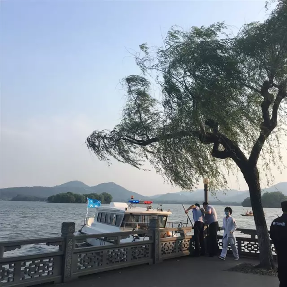 昨天傍晚 西湖捞起一男尸！