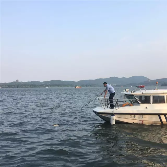 昨天傍晚 西湖捞起一男尸！