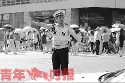　杭州交警在指挥市区交通。