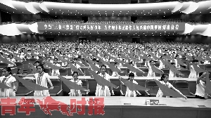 会上少先队代表手举红领巾集体宣誓。