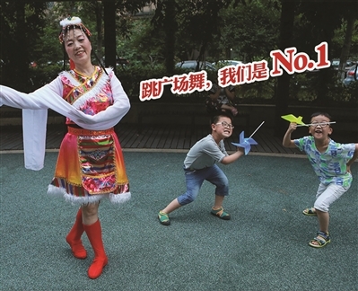 两个孩子在边上玩得也嗨