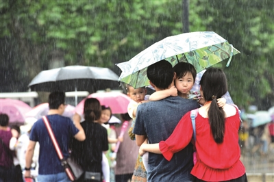 西湖，雨中的游客。