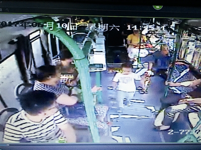 杭州粗心妈妈公交站内玩手机 5岁伢儿错跟陌生大姐姐上了车